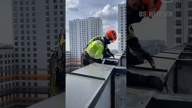 Установка кондиционеров в труднодоступных местах,методом канатного доступа #промальп #кондиционеры