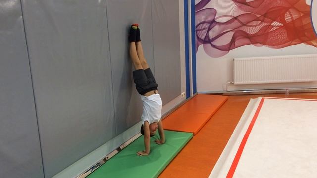 Стойка на руках с поперечным шпагатом Подводка к упражнению "Колесо" Спортивная акробатика смотреть онлайн