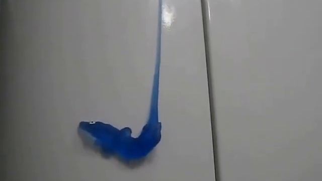 Лизун - крокодил ползает по кухне // Slime krokodile crawling on a kitchen смотреть онлайн