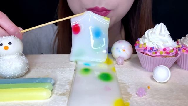 【ASMR】【咀嚼音 】WHITE&RAINBOW DESSERTS PLANET GUMMY CUPCAKE MUKBANG 먹방 食べる音 EATING SOUNDS NO TALKING смотреть онлайн