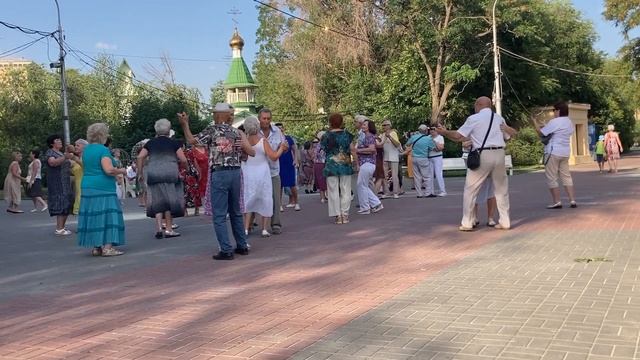 Кто этот репертуар для танцев под девизом "Музыка СССР" подбирал? смотреть онлайн
