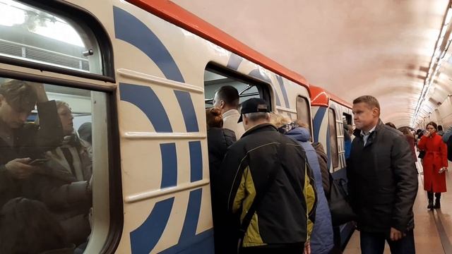 Электропоезд 81-717/714.5М "Номерной" на станции метро Лубянка смотреть онлайн