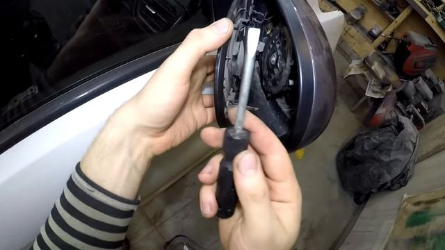 Замена зеркального элемента на наружном зеркале заднего вида Kia Rio 2011-2017год смотреть онлайн