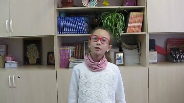 Полина Хрущева читает произведение «В саду» смотреть онлайн