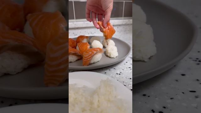 А выходит намного дешевле! И рыба не тоненький кусочек, а по вкусу какой хочешь 🤤 초밥 요리 #초밥 смотреть онлайн
