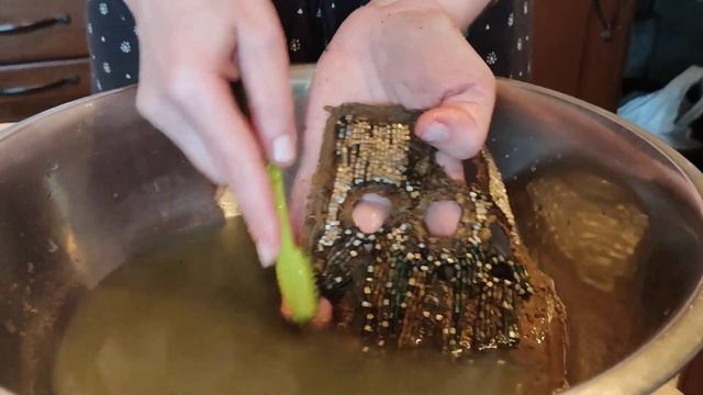 Что делать, если риза вся в грязи? Можно ее выстирать. Но осторожно! смотреть онлайн