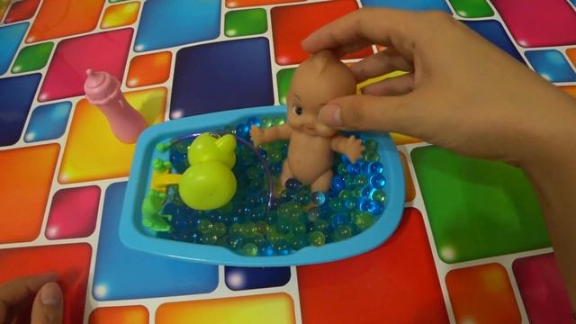 Пупсик купается в шариках орбиз принимает веселую ванну смотреть онлайн