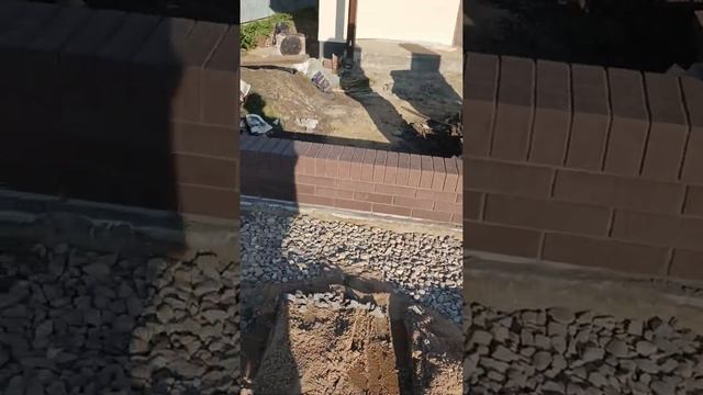 Забор из кирпича, обзор строительства