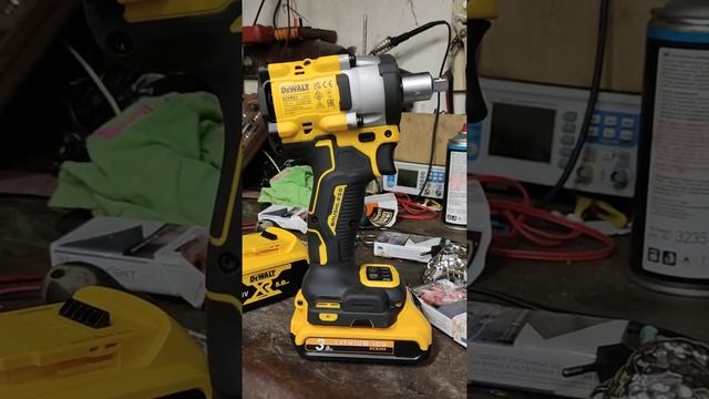 Китайские батареи для гайковерта DeWalt DCF921 . Не покупайте!!! смотреть онлайн