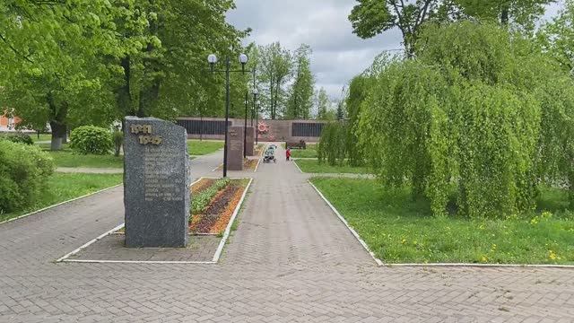 Приехали в город Можайск. Заселились в отель и немного прогулялись по парку смотреть онлайн