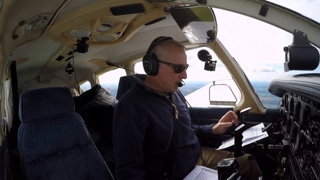 Taking off from a short runway - PA28 - Redhill UK смотреть онлайн