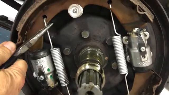 Mitsubishi Jeep Front Drum Brake System Removal смотреть онлайн