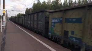 Электровоз ВЛ10-587 и ВЛ10-1818 с грузовыми поездами на станции Васкелово
