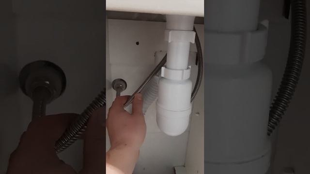 Почему пищит кран при включении воды! гудят трубы, что делать? смотреть онлайн