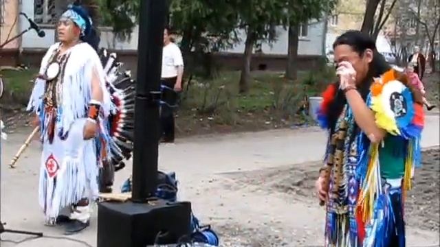 Индейская музыка на улицах города Йошкар-Ола смотреть онлайн