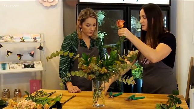 The Flower Social in Austin teaches floral arranging with a twist | KVUE смотреть онлайн