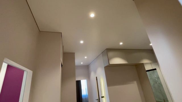 Белые матовые натяжные потолки в 4-х комнатной квартире по дизайн проекту. смотреть онлайн