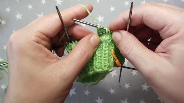 Весна на носочках. Розочки на шапочке. Узор для кругового вязания. Для начинающих вязальщиц. смотреть онлайн