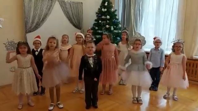 Хор детского сада "Хрусталик" г. Таганрог - Дед Мороз, что ты нам принёс ? смотреть онлайн