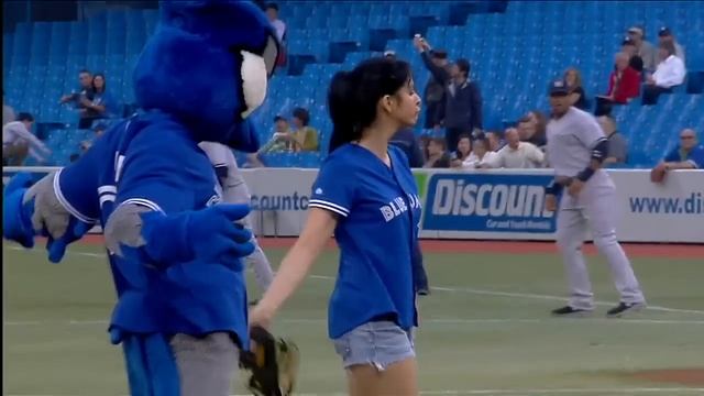 Sarah Silverman throws out first pitch, throws down her glove смотреть онлайн