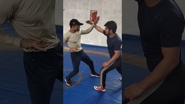 दुश्मन थप्पड़ मारे तो ? #missionsavenirbhaya#selfdefencetechniqe#commandofitnessclub смотреть онлайн