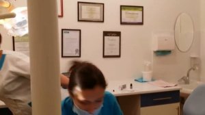 Алена Веселуха 3 года, лечит зубик у стоматолога.