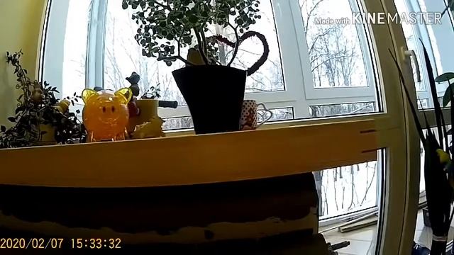 Подоконник из битой плитки и дерева.