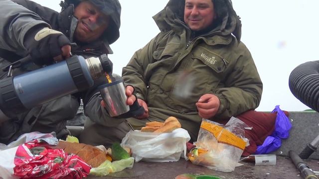 Выбрались на Днепр! Ловим ЩУКУ а клюют СОМЫ с СУДАКАМИ! Удачное открытие спиннингового сезона 2018! смотреть онлайн