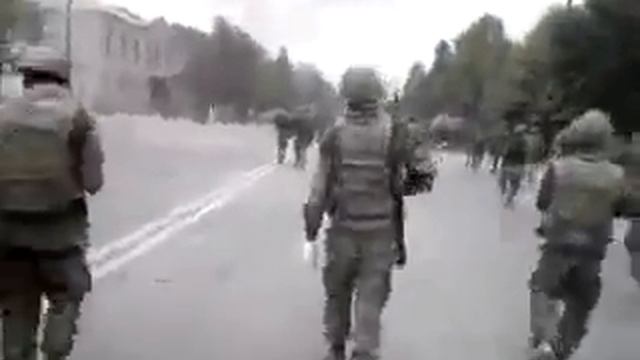 4 Бригада шагает по ул Героев Цхинвал 080808 11 00 смотреть онлайн