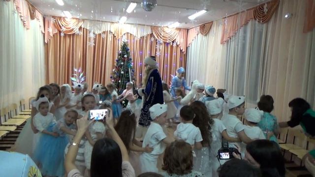 Танец детей с Дедом Морозом смотреть онлайн