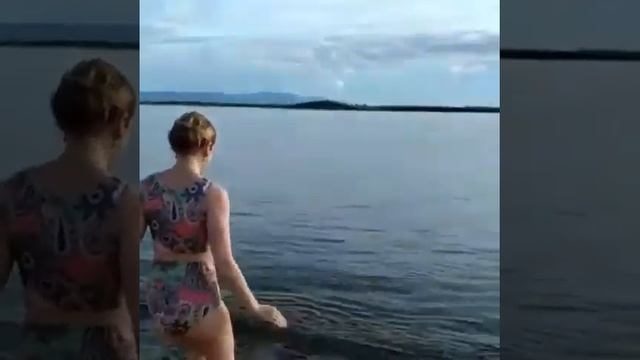 Телеведущая Анна Шафран купается в Амуре в Хабаровске смотреть онлайн