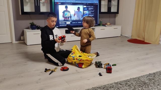 Добрые люди подарили кулёк игрушек!!) Восторг)! ??? смотреть онлайн