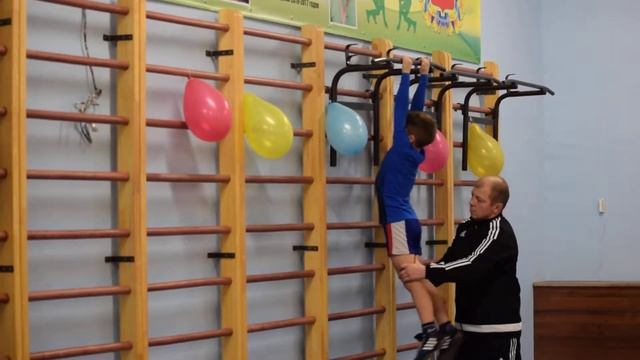 Подтягивание на перекладине с помощью учителя смотреть онлайн