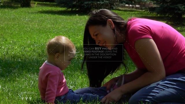 Stock footage / Mom plays with her daughter смотреть онлайн