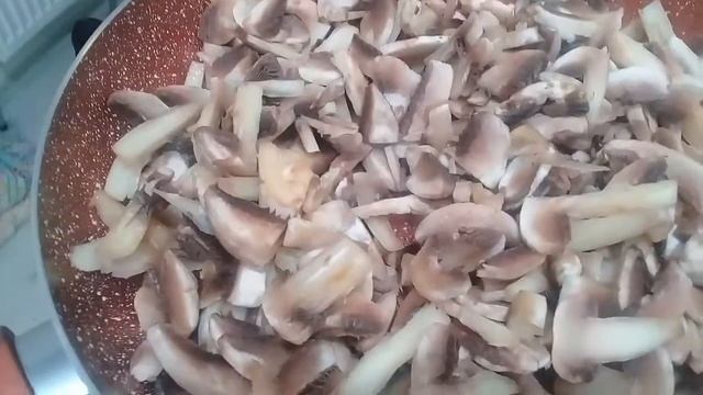 Очень простой и вкусный рецепт жаренных шампиньонов с отварным картофелем и зеленым луком ?. смотреть онлайн