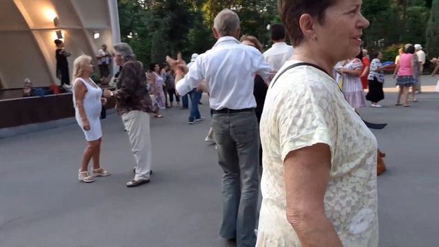 ЧУДНАЯ ПЧЕЛА МАЙЯ!??/ТАНЦЫ В ПАРКЕ ГОРЬКОГО ХАРЬКОВ ИЮЛЬ 2021 смотреть онлайн