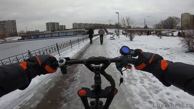 ЗИМНИЙ ТЕСТ-ДРАЙВ. Можно ли ездить по снегу? Электросамокат зимой. смотреть онлайн