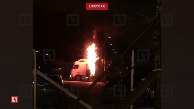 Грузовик с водителем в кабине вспыхнул на парковке завода во Всеволожске смотреть онлайн