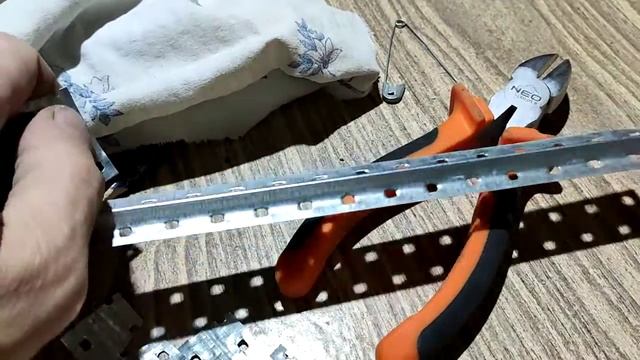 Самодельные хомуты для установки маяков на дюбеля или саморезы смотреть онлайн