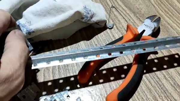 Самодельные хомуты для установки маяков на дюбеля или саморезы