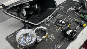 Решаем проблему плохого света фар Toyota Rav4. Замена линз на светодиодные Bi Led модули.