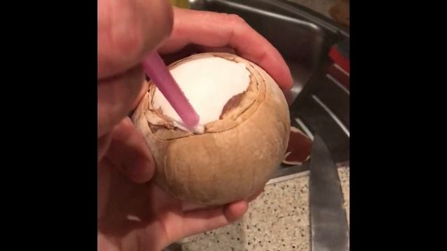 Фрукты из Тайланда ? Чистим папайю, кокос. А в конце видео крутой чай из Тайланда! смотреть онлайн