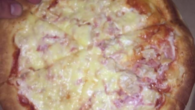 САМАЯ ДЕШЕВАЯ ПИЦЦА В РОССИИ ЗА 95 РУБЛЕЙ | ВКУСНЕЙШАЯ ПИЦЦА С ВЕТЧИНОЙ И ГРИБАМИ | ОБЖОР смотреть онлайн