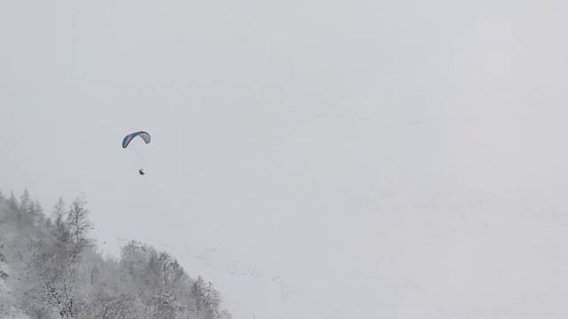 Winter paragliding in Russia. Суровый русский параглайдинг смотреть онлайн