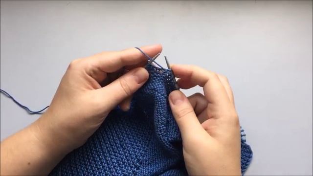 Вяжем красивую лёгкую майку спицами