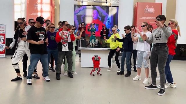 Танцевальный флешмоб на Робостанции | танец робота смотреть онлайн