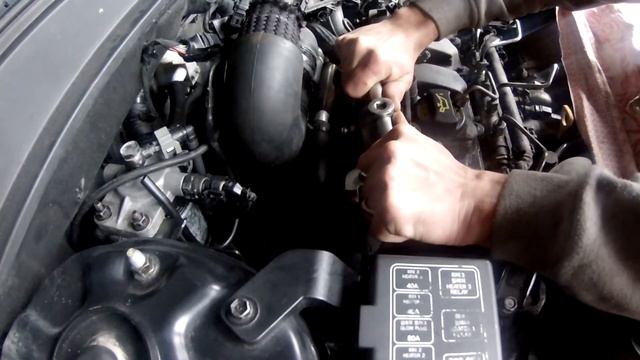 Hyundai Santa Fe 2nd gen дымит снимаем форсунки. Часть 2 смотреть онлайн