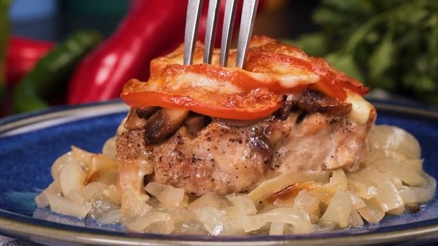 Arrange the meat over the onion and cook the dinner in 10 min! смотреть онлайн