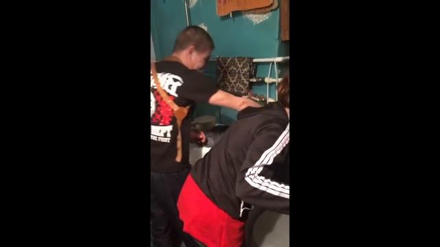 Отжимания от пола 50 раз в противогазе кто быстрей