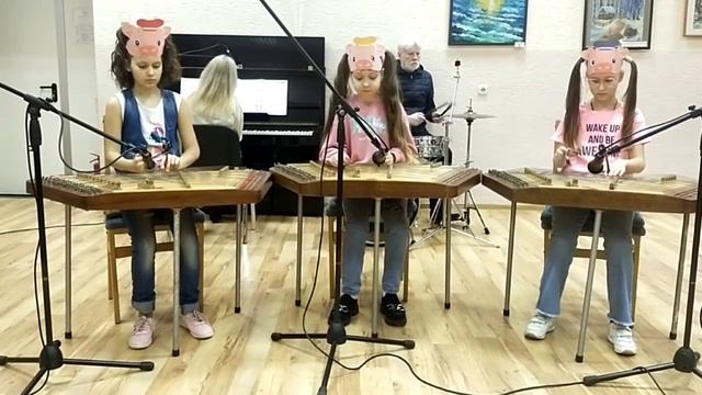 Ансамбль «Озорные девчонки». Д.Уотт.Песенка из м/ф "Три поросёнка". Обр. В.Медведева.Пер.Ковтун И.Н смотреть онлайн